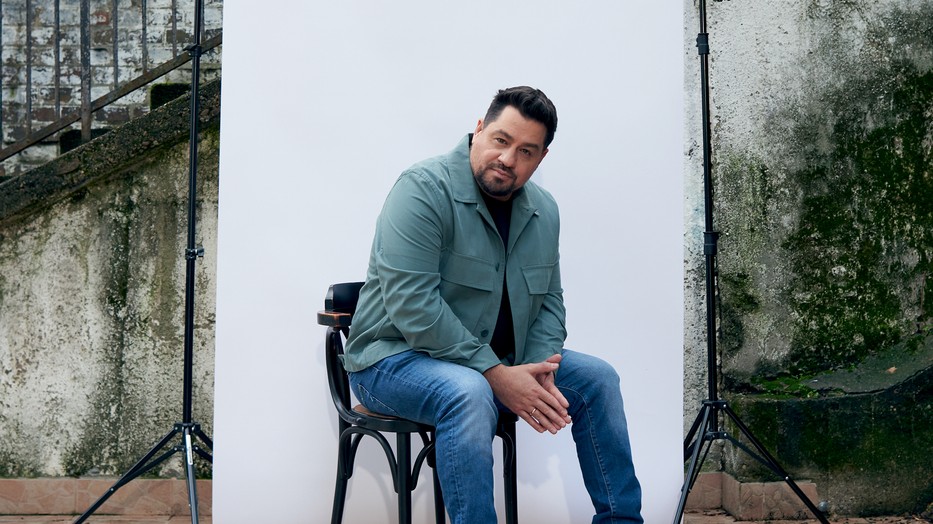 Molnár Ferenc Caramel | Stylist: @pinterjudi | Smink és haj: Szanyi Zsuzsa | Kabát és póló COS | Cipő NIKE – Footshop