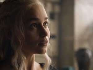 Emilia Clarke a Sárkányok házában? Egyszerre imádjuk és utáljuk ezt a videót