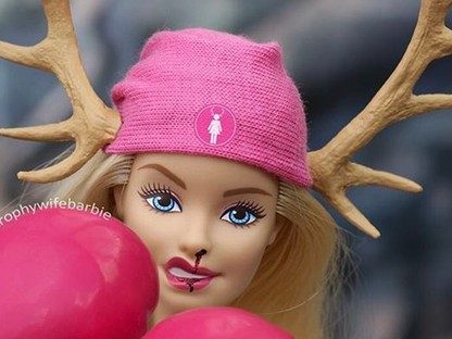 Menstruál, füvet szív és lóg a melle: íme az IGAZI Barbie baba 