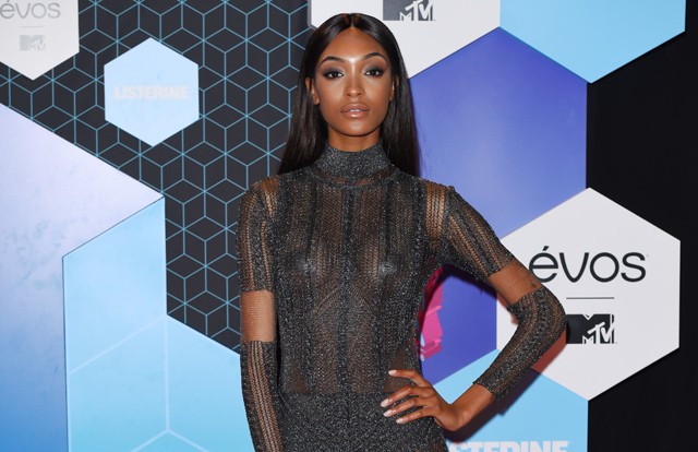 A gyönyörű modell, Jourdan Dunn megmutatja, hogy ami régen cikinek számított, már abszolút belefér, az átlátszó ruha alatt villantott mellbimbótapaszt