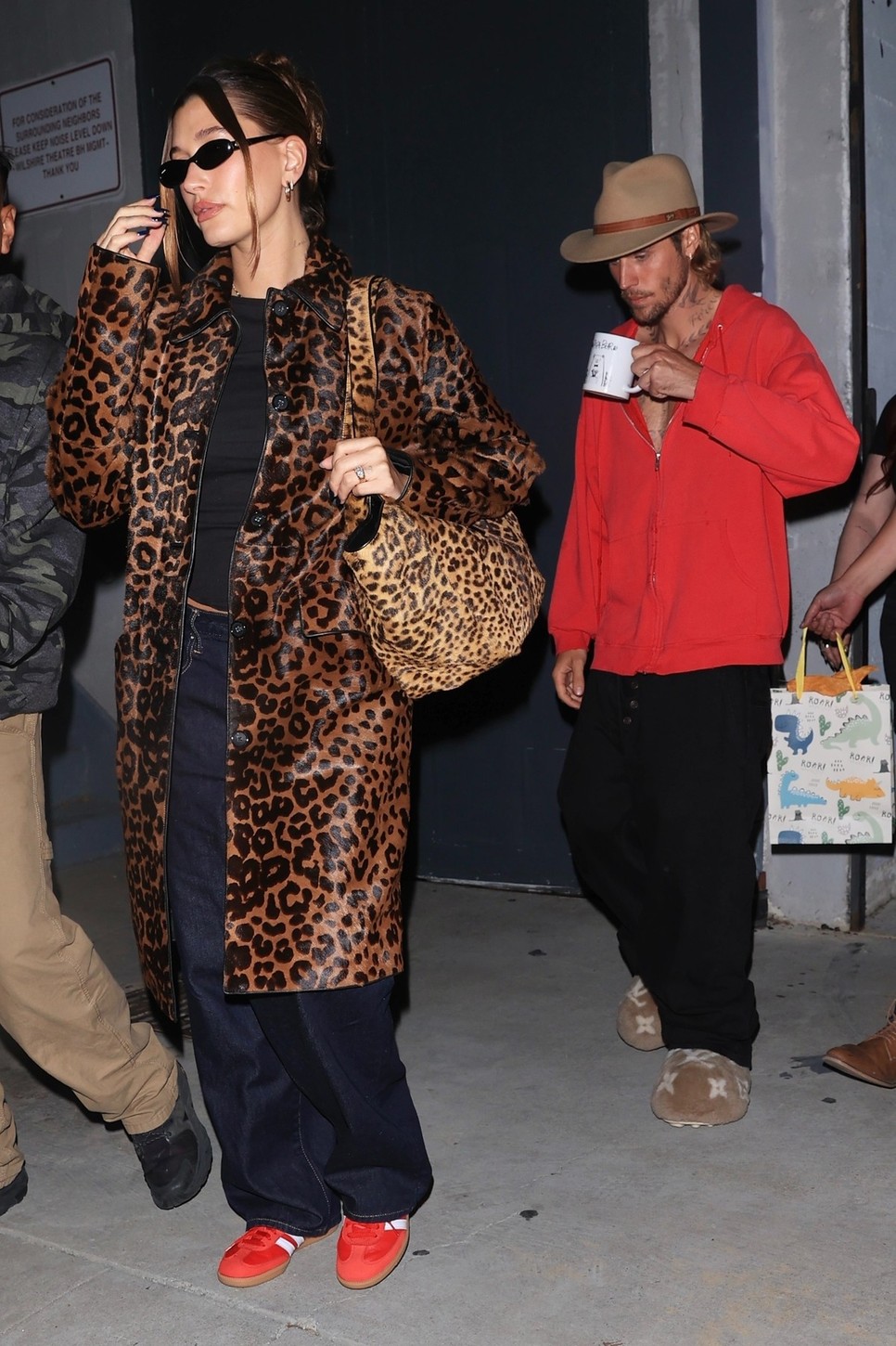 Hailey Bieber és Justin Bieber  egy Los Angeles-i templomba igyekeztek