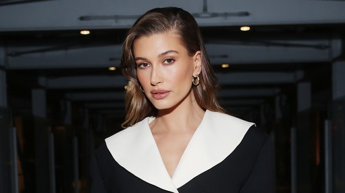 Hailey Bieber búcsút intett a szőkének, bemutatja az ősz új kedvenc hajszínét