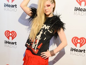 Avril Lavigne kitartóan lázadozik