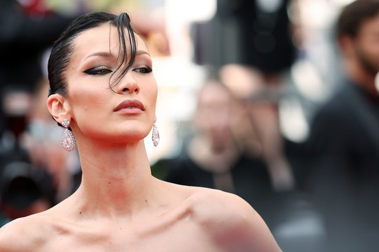 Bella Hadid félmeztelen testére nemes egyszerűséggel ráfújtak egy ruhát 
