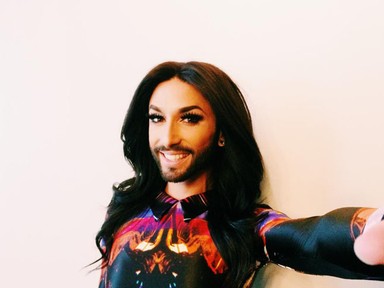 Conchita Wurst Abodi Dóra ruhájában szelfizik