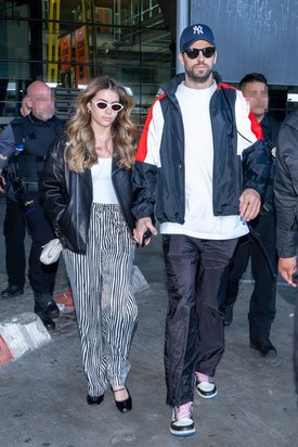 Shakira – Gerard Piqué – Clara Chía Martí - Shakira és Gerard Piqué 2011-től 2022-ig voltak együtt, és két gyermekük született. 2022-ben jelentették be szakításukat, és nem sokkal később Piqué nyilvánosan felvállalta kapcsolatát Clara Chía Martíval. Shakira több dalában is utalt arra, hogy mennyire megviselte exe félrelépése, de Piqué tagadta, hogy megcsalta volna őt.