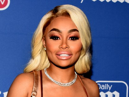 Csoda, hogy nem estek ki a mellei ebből a ruhából!