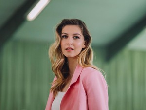 Dallos Bogi extra látványos nyári hangulatú klippel érkezik