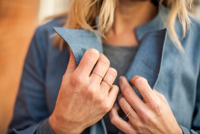 Őrületesen menő kabátot vett fel Cakó Kinga, ráadásul ő tervezte