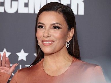 Eva Longoria a végzet asszonyaként tündökölt csipkés meztelenruhájában