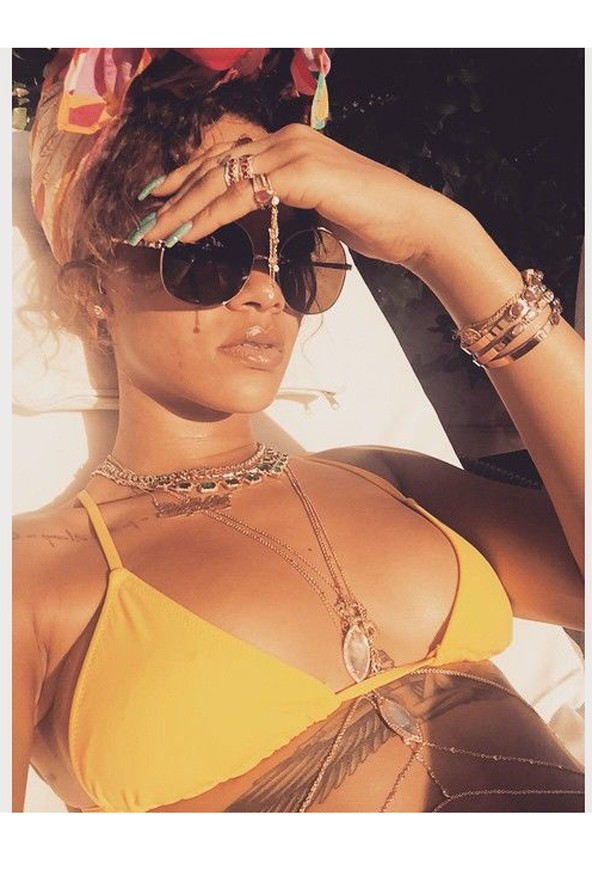 Rihanna így napozik?