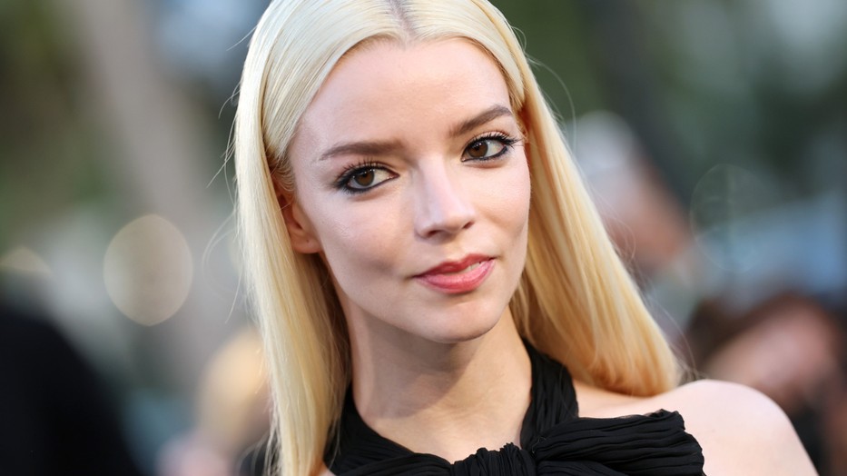 Anya Taylor-Joy egy merész, testszínű FFORME ruhában jelent meg Londonban, melltartó nélkül