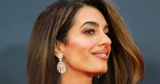 Amal Clooney tűzpiros ruhában hódít, egyszerűen álomszép George Clooney felesége