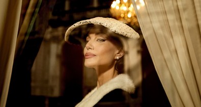 Angelina Jolie valami elképesztő az új filmjében: hidegrázósan alakítja a világ egyik legjobb operaénekesnőjét