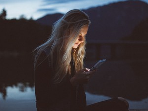 Tényleg változtatnod kellene a telefonod fényerején, 3 okod is van rá