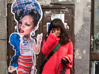 Találkoztál már Budapest utcáin a trendi, falra ragasztott babákkal? Most megtudhatod, ki készíti őket