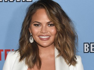 Chrissy Teigen véletlenül az igazi e-mail címét tette közzé, elkezdték hívogatni rajongói