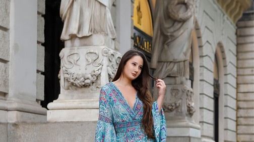 Ma beszerzőkörúton van Eliza