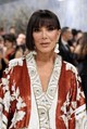 A bob szinte mindenkinek jól áll, bármilyen életkorban. Kris Jenner például a japán bobra szavazott, amit főként  egyenes, letisztul vonalak jellemeznek. 