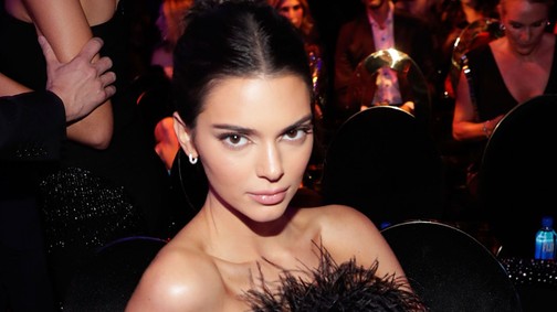 Miért? Kendall Jenner egy szál bugyiban illegeti magát ezen a videón