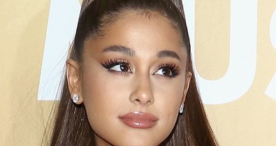 Na ne! Ariana Grande ikonikus lófarka nem kísérte el turnéjára az énekesnőt