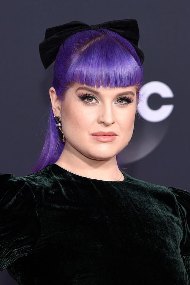 Kelly Osbourne extrém lila haját ez a kedves bársonymasni puhítja.