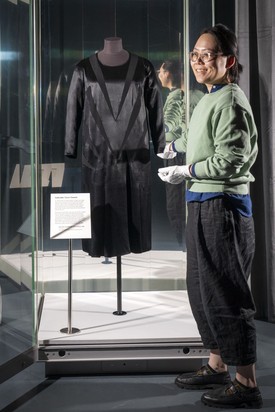 A Vogue az 1926-os októberi számában mutatta be a világnak a Chanel kis feketéjét. (Ezen a fotón az eredeti kis fekete ruha látható,  Yufei Xiang textilrestaurátor kezei között.) A majdnem 100 évvel ezelőtti lapszámban egy illusztráción mutatták be a fekete térd alá érő ruhát. Ezt az új ruhastílust Henry Ford forradalmi Ford T-modell autójához hasonlították. Bár megjelenése óta rengeteg változáson ment át, alapállítása nem változott az évek során: a kifinomultságot, az eleganciát és a sokoldalúságot szimbolizálja, valamint azt, hogy az egyszerű sokszor igenis nagyszerű, és nem kell túlgondolni a dolgokat. 