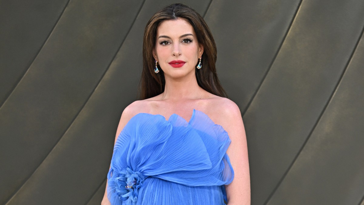 Anne Hathaway rövid hajjal pózol a címlapon, első látásra fel sem ismertük a színésznőt