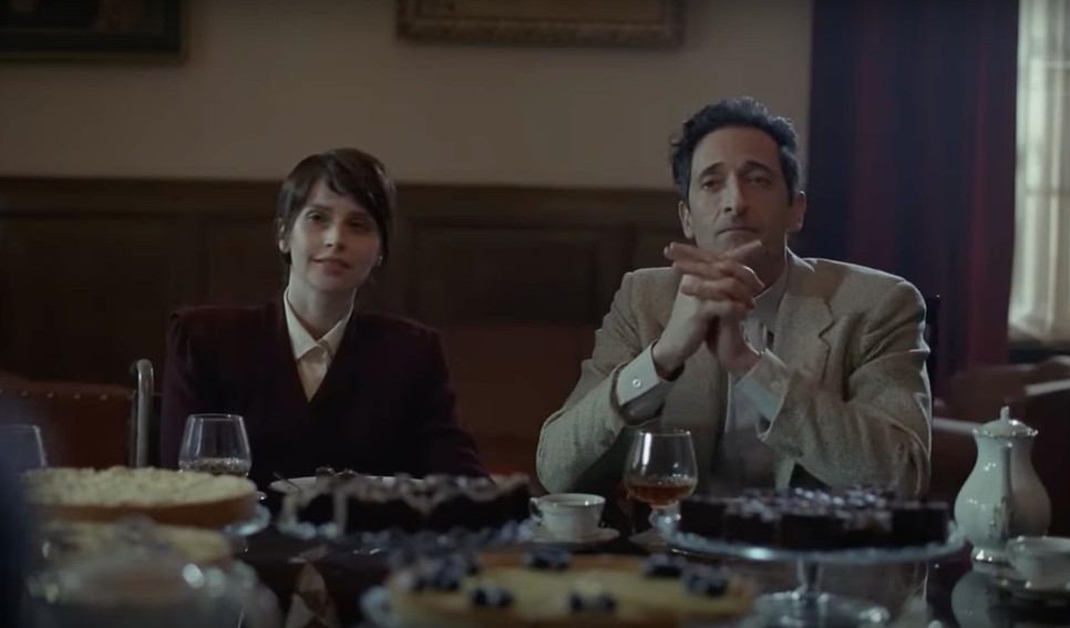 Felicity Jones és Adrien Brody A brutalistában