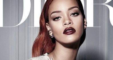 Rihanna villantós ruhában pózolgat