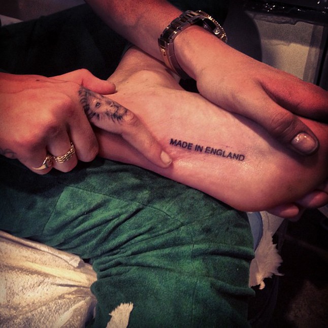 Cara Delevingne-nek újabb tetkója van. Csak, hogy nehogy elfelejtse honnan jött.