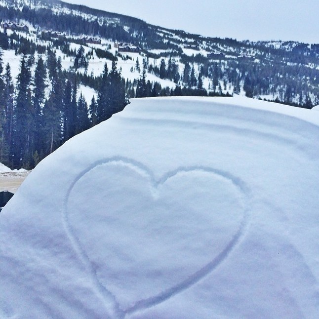 Gisele a havasokban ünnepelt.