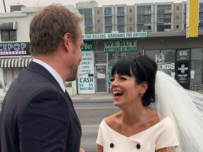 Lily Allen és David Harbour a Stranger Things-ből 2020 legvagányabb esküvőjét tolták le Las Vegas-ban
