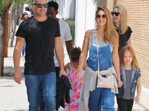 Jessica Alba kantáros kismamaruhában mutatta meg pocakját!