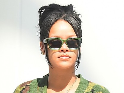 Rihanna egy szál kardigánban vág neki a nagy repülőútnak