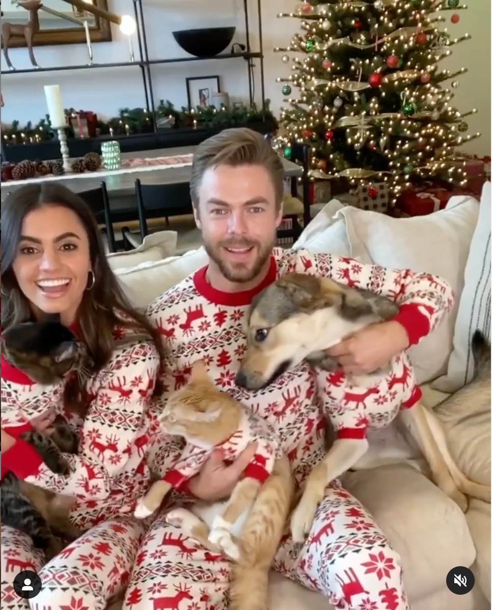 Derek Hough-ék összeöltözve köszöntik az ünnepet.