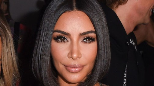 Kim Kardashian mellei önálló életet élnek ebben a felsőben
