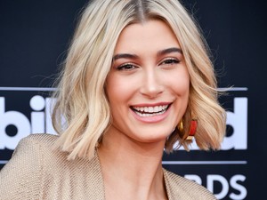 Nagyon vagány: Meghan Markle után már Hailey Baldwin is a monokróm trend szerelmese