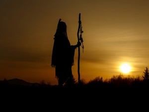 Elképesztő: a Louis Vuitton sámánt bérelt a bemutatója előtt