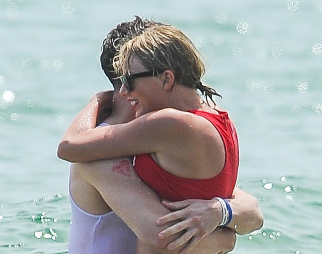 taylor swift, tom hiddleston, bikini, függetlenség napja, sportbikini, tengerpart