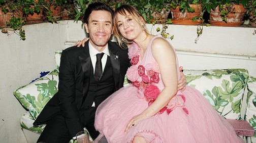 Babát vár az Agymenők színésznője, Kaley Cuoco