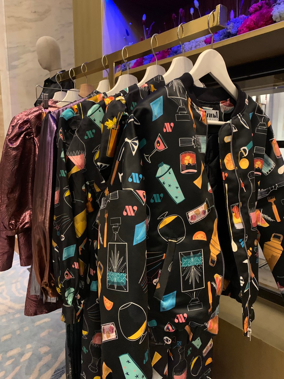 Ha színes ruhatár, akkor Anna Daubner! Megnéztük a tervező új kollekcióját a Kaffee Wienben!