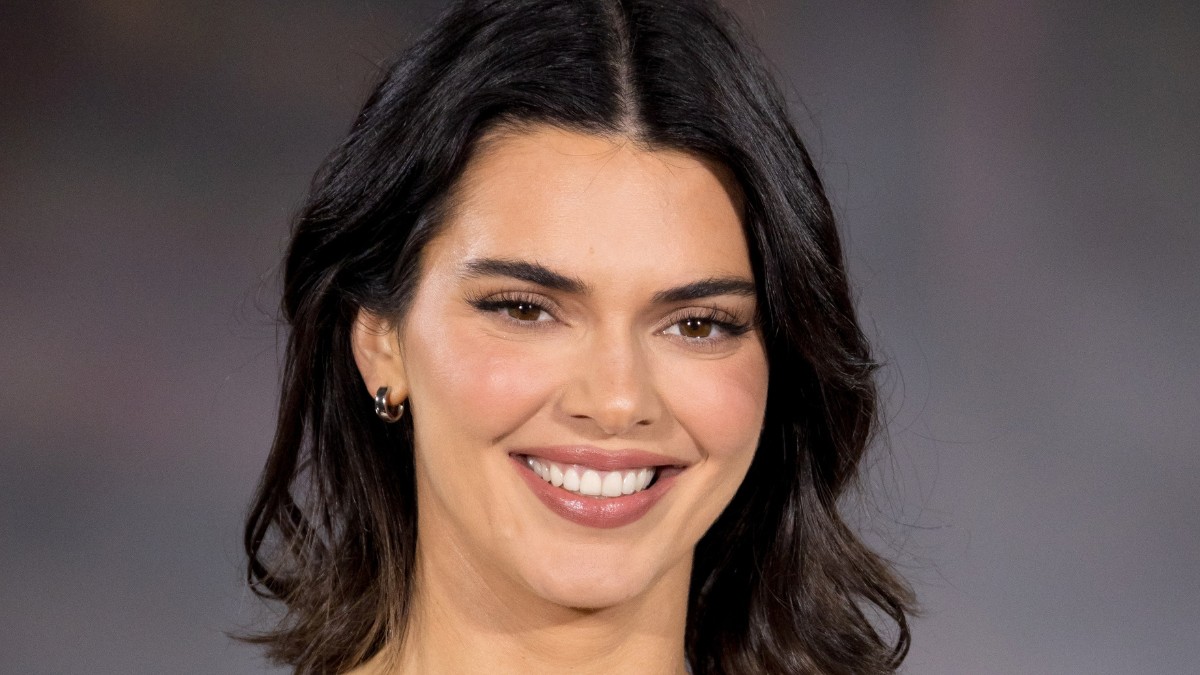 Kendall Jenner a világ legsejtelmesebb meztelenruhájában nyitotta meg a párizsi divathetet