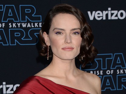 Daisy Ridley olyan csodálatos ruhában érkezett a Star Wars premierjére, mint egy istennő