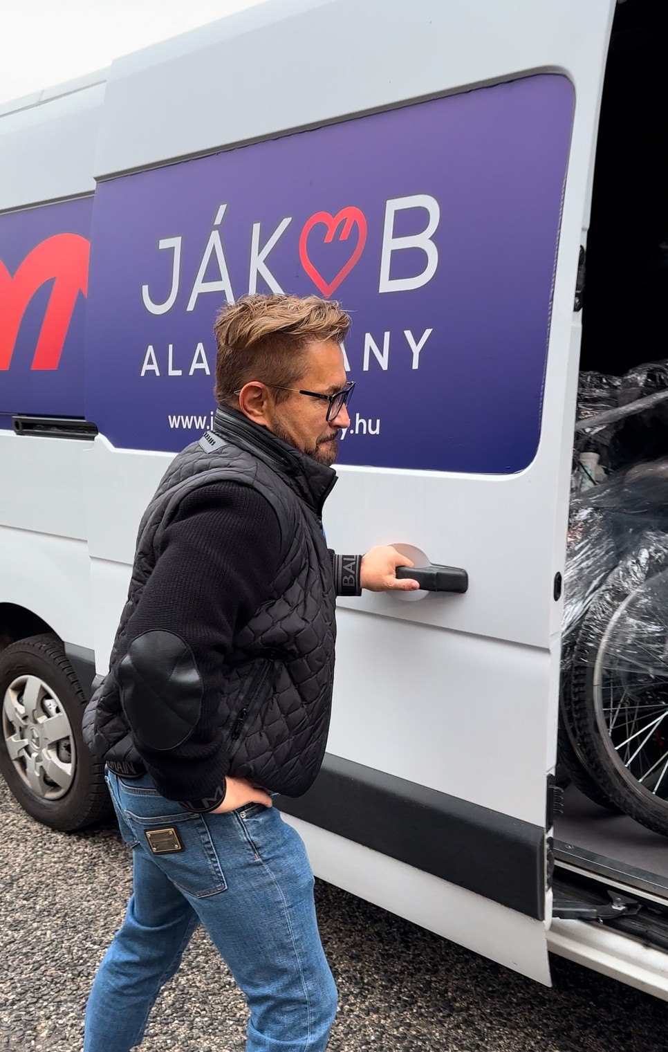 Jákob Zoli aktívan kiveszi a részét a mindennapi munkából főleg, ha jótékonykodásról van szó