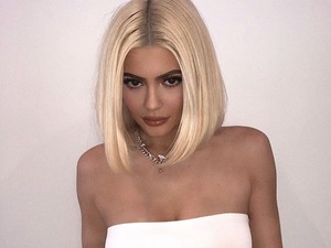 Kylie Jenner kezeslábasa meglepően olcsó és igazi őszi alapdarab lehet