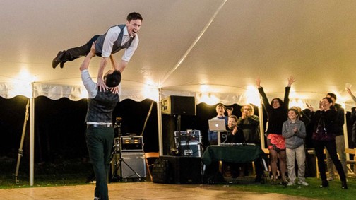 Úristen! Ennek a meleg párnak az esküvői táncától megőrülsz