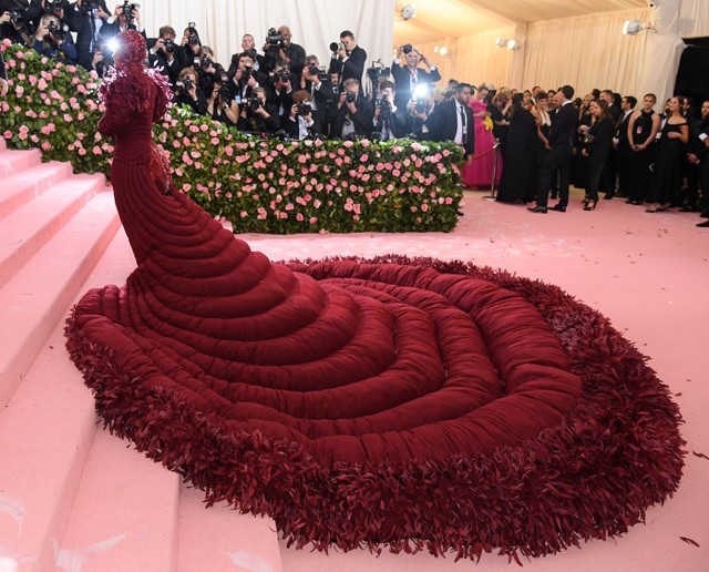 Cardi B szoknyája volt maga a vörös szőnyeg a Met gálán