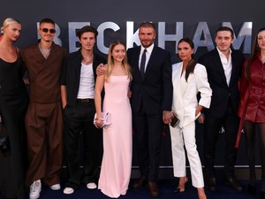 Victoria Beckham és menye miniben táncolnak a tengerparton, és nem kérnek érte elnézést