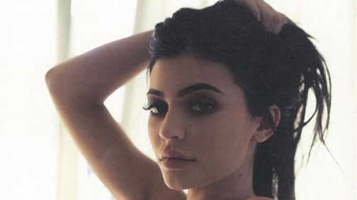 Kylie Jenner extraminiben mutogatja fenekét, mi mégis a babakocsiról nem tudjuk levenni a szemünket!